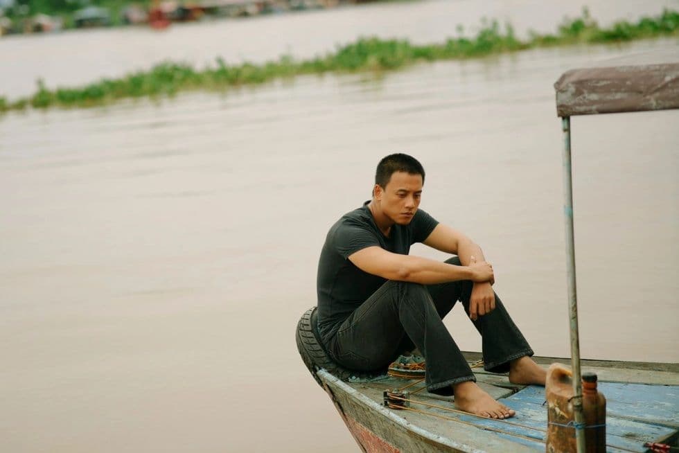 Mai Tài Phến trầm tư trên thuyền, suy ngẫm về giá trị tự thân trong nghệ thuật