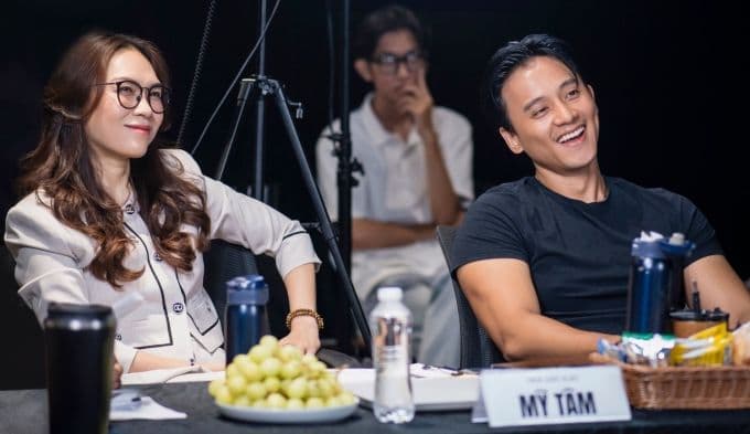 Mai Tài Phến và Mỹ Tâm trên phim trường 'Tài', thể hiện quá trình làm việc và kiến tạo tác phẩm điện ảnh đầu tay của anh.