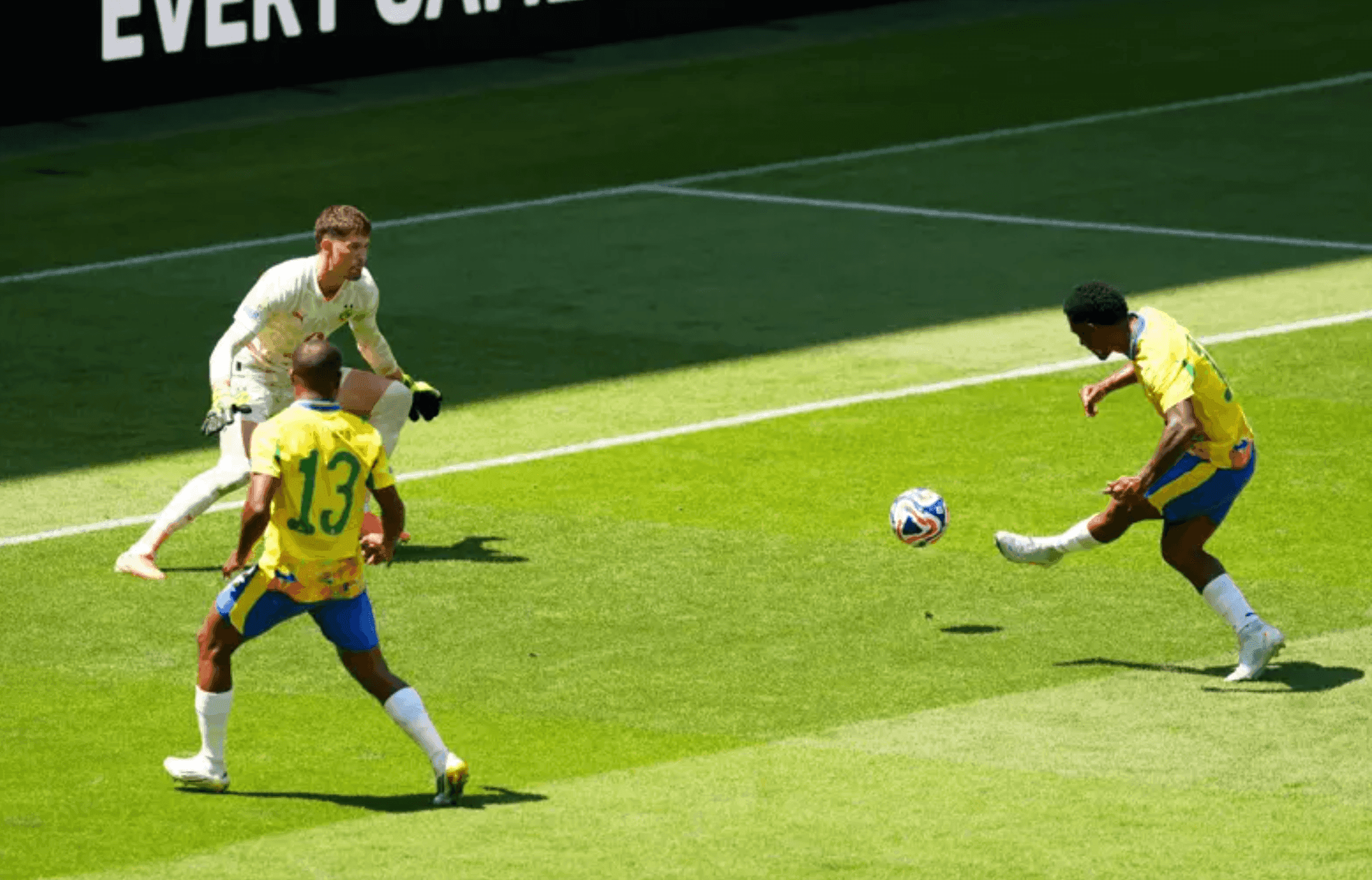 Mamelodi Sundowns ngược dòng bất thành, Dortmund thắng trận cầu 7 bàn- Ảnh 1.