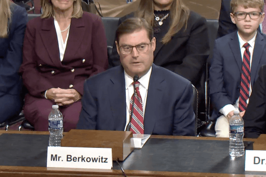 Marc Berkowitz, chuyên gia chính sách không gian, phát biểu tại một buổi họp, thảo luận về việc tái cấu trúc NRO và Lực lượng Không gian.