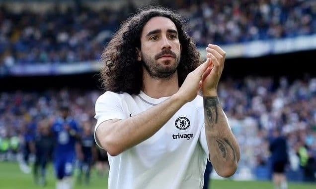 Marc Cucurella trong màu áo Chelsea vỗ tay chào khán giả