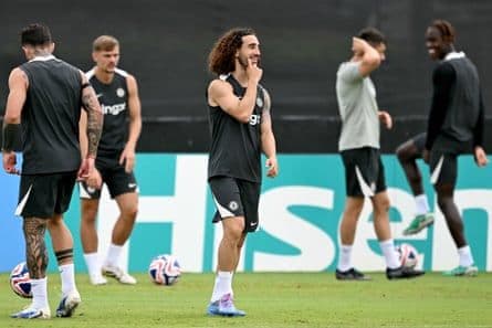 Marc Cucurella và các đồng đội Chelsea trong buổi tập, thể hiện sự đoàn kết và thấu hiểu.