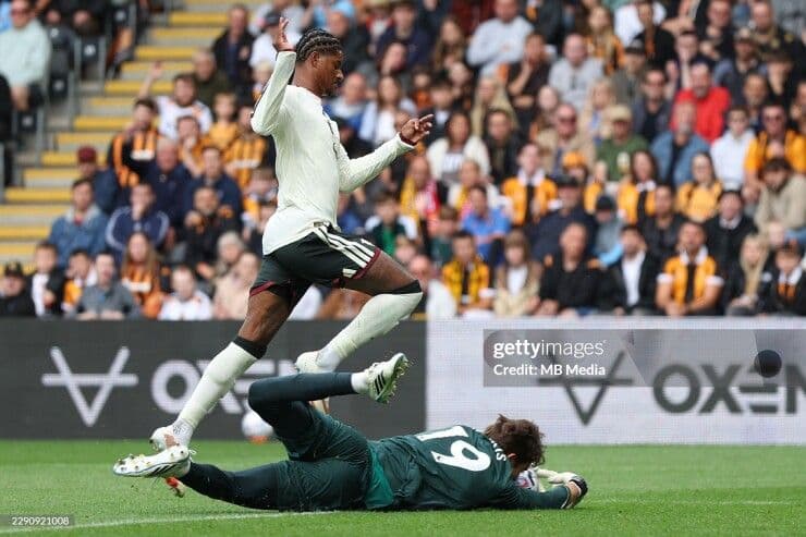 Marcus Rashford của Manchester United bị thủ môn Hull City cản phá trong một pha tấn công