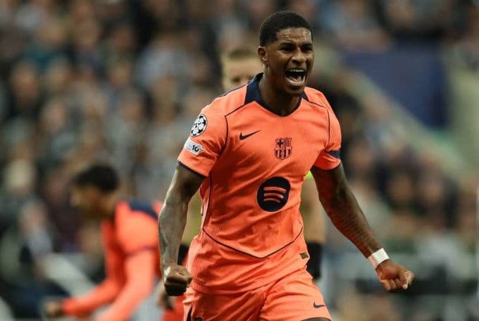 Marcus Rashford ăn mừng bàn thắng trong màu áo Barcelona tại Champions League