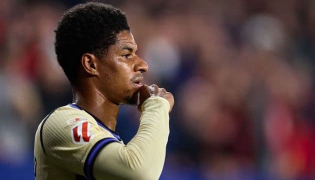 Marcus Rashford trong màu áo thi đấu, biểu tượng cho thương vụ chuyển nhượng giữa Barcelona và Manchester United.