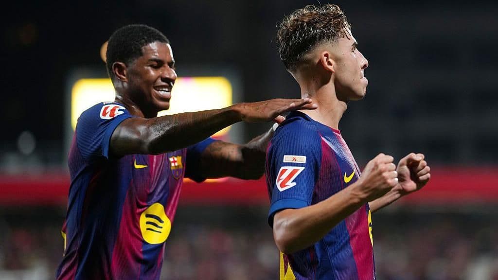 Marcus Rashford và Fermín López của Barcelona ăn mừng bàn thắng vào lưới Valencia.