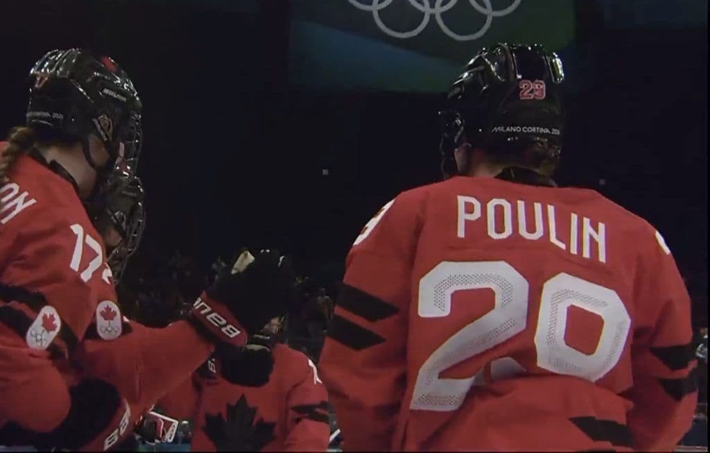 Marie-Philip Poulin trong màu áo Canada, một huyền thoại khúc côn cầu nữ tại Milano Cortina 2026.