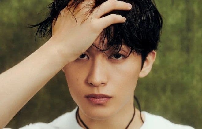 Mark Lee của NCT với biểu cảm suy tư, đại diện cho quyết định không gia hạn hợp đồng và tìm kiếm con đường mới