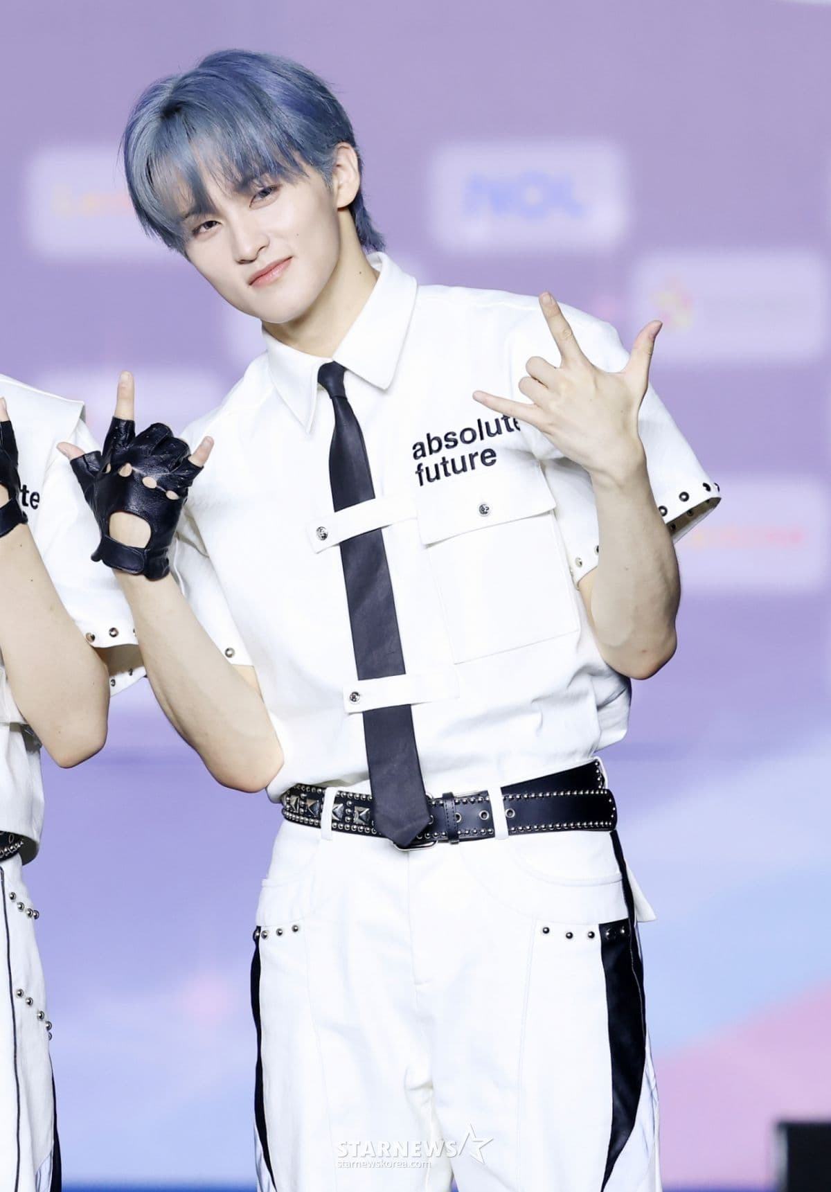 Mark Lee, thành viên NCT Dream, biểu diễn trên sân khấu tại sự kiện âm nhạc, tượng trưng cho sự nghiệp trước khi anh rời SM Entertainment.