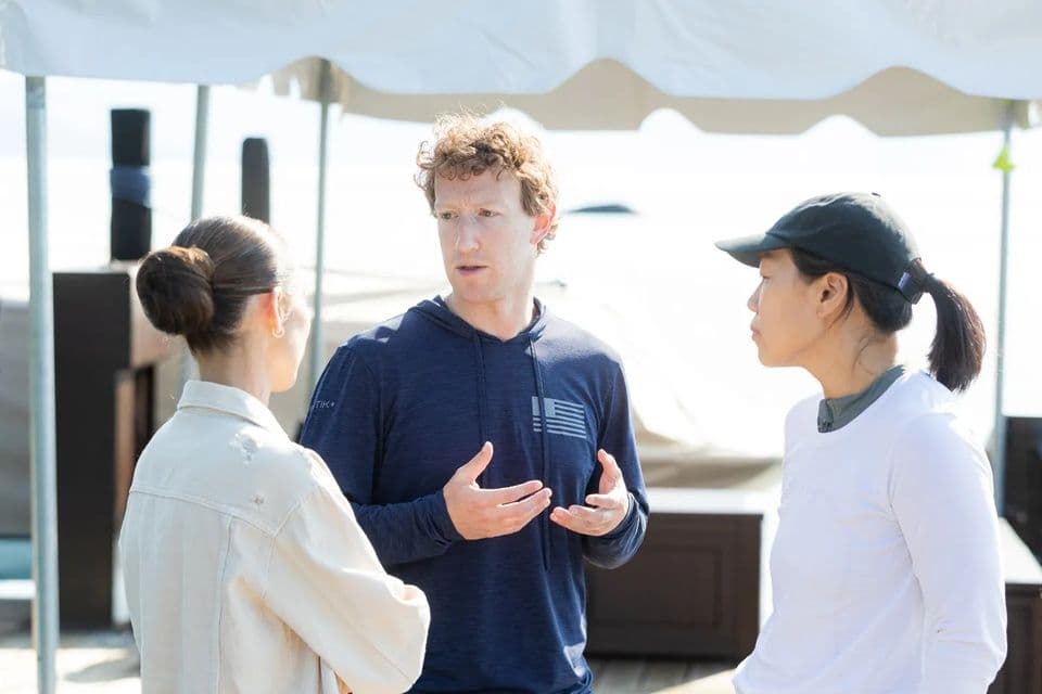 Mark Zuckerberg trong cuộc trò chuyện, tượng trưng cho tầm nhìn kết nối thế giới.