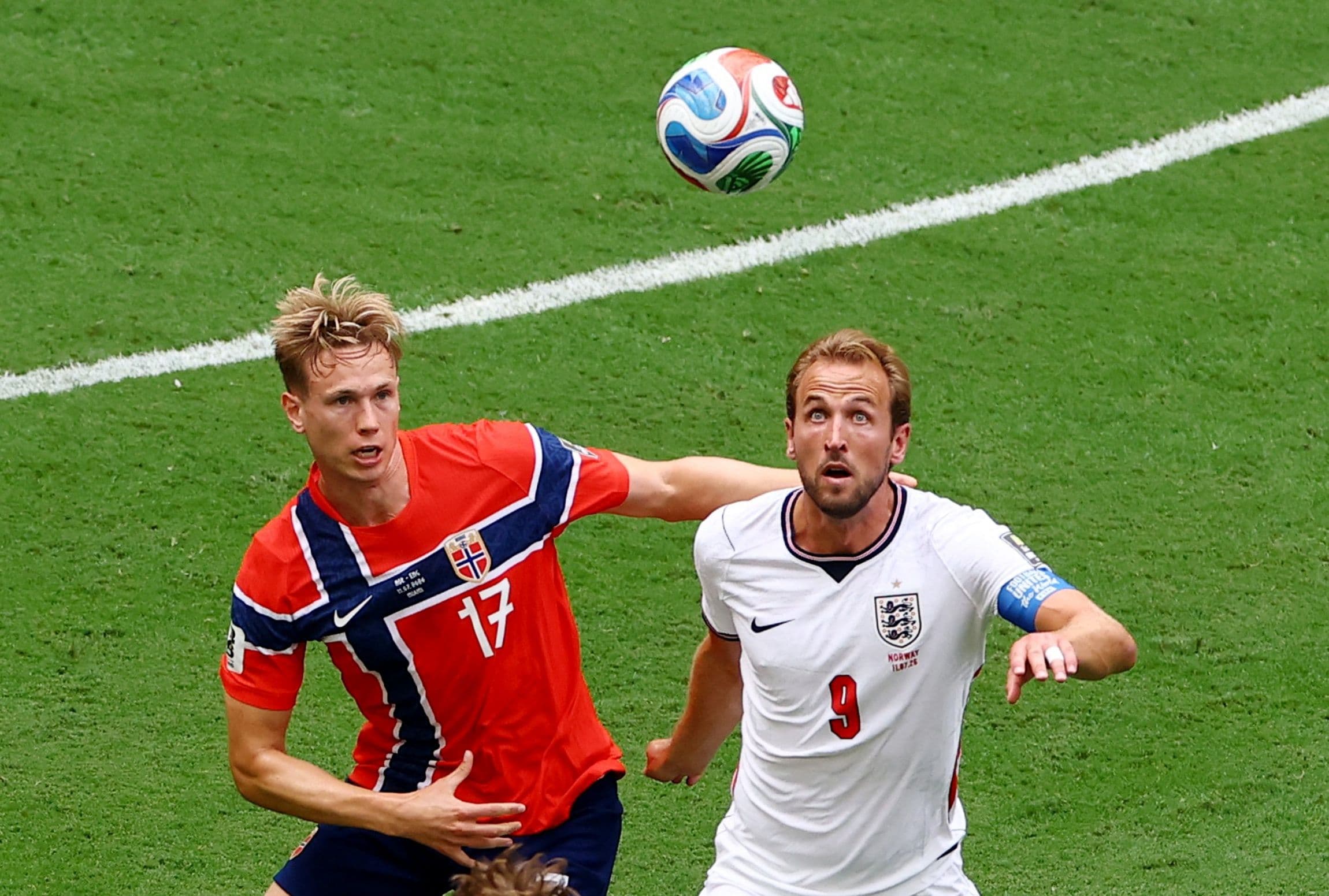 Martin Odegaard của Na Uy và Harry Kane của Anh tranh chấp bóng trong trận tứ kết World Cup 2026.