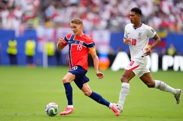 Martin Odegaard của Na Uy xử lý bóng, thể hiện sự chủ động của đội trong việc xâm nhập và tạo nguy hiểm trong vòng cấm đối phương