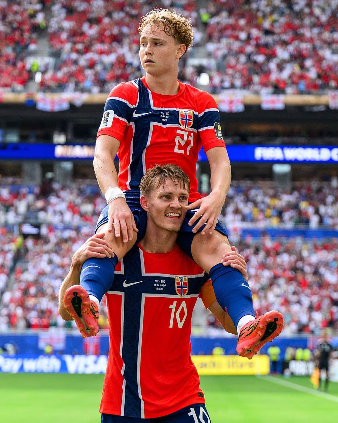 Martin Odegaard và Andreas Schjelderup của Na Uy ăn mừng bàn thắng, thể hiện tinh thần đồng đội.