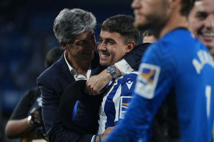 Martin Zubimendi được huấn luyện viên Imanol Alguacil ôm trong màu áo Real Sociedad