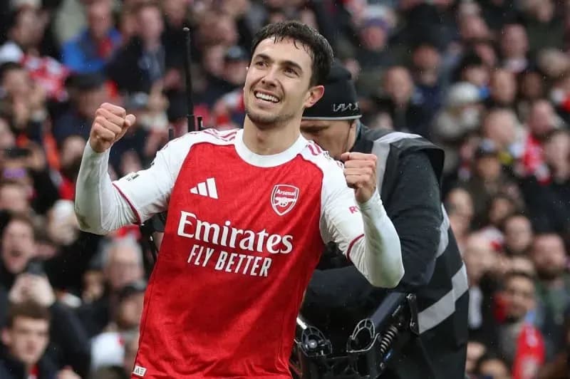 Martin Zubimendi trong màu áo Arsenal ăn mừng bàn thắng.