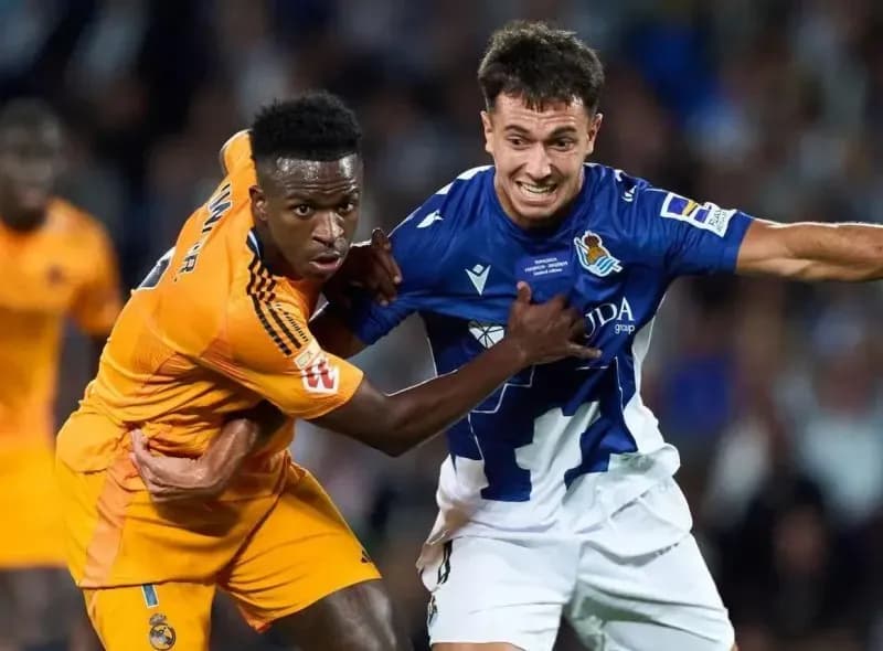 Martin Zubimendi trong trận đấu với Real Madrid tại La Liga.