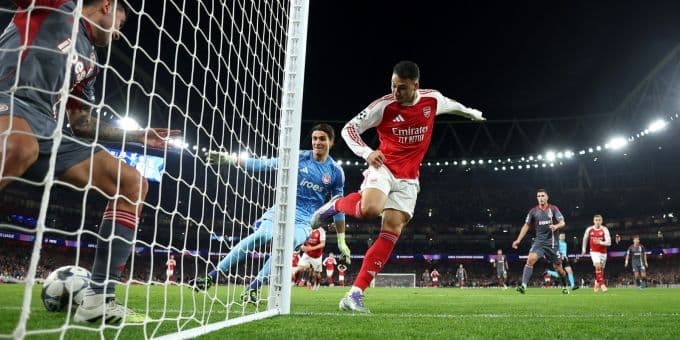 Martinelli ghi bàn mở tỷ số cho Arsenal trong trận đấu với Olympiacos tại Cúp C1.