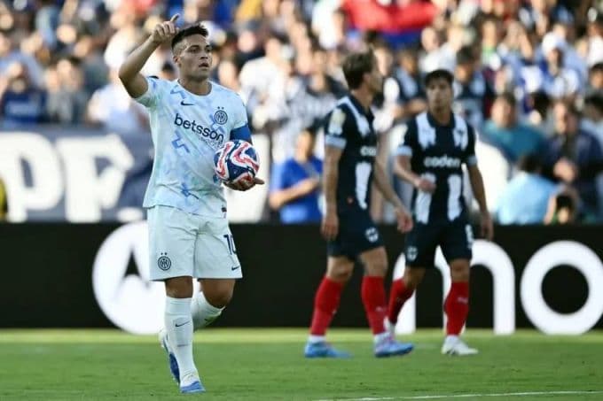 Martinez mừng bàn gỡ trong trận Monterrey 1-1 Inter ở FIFA Club World Cup sáng 18/6. Ảnh: AFP