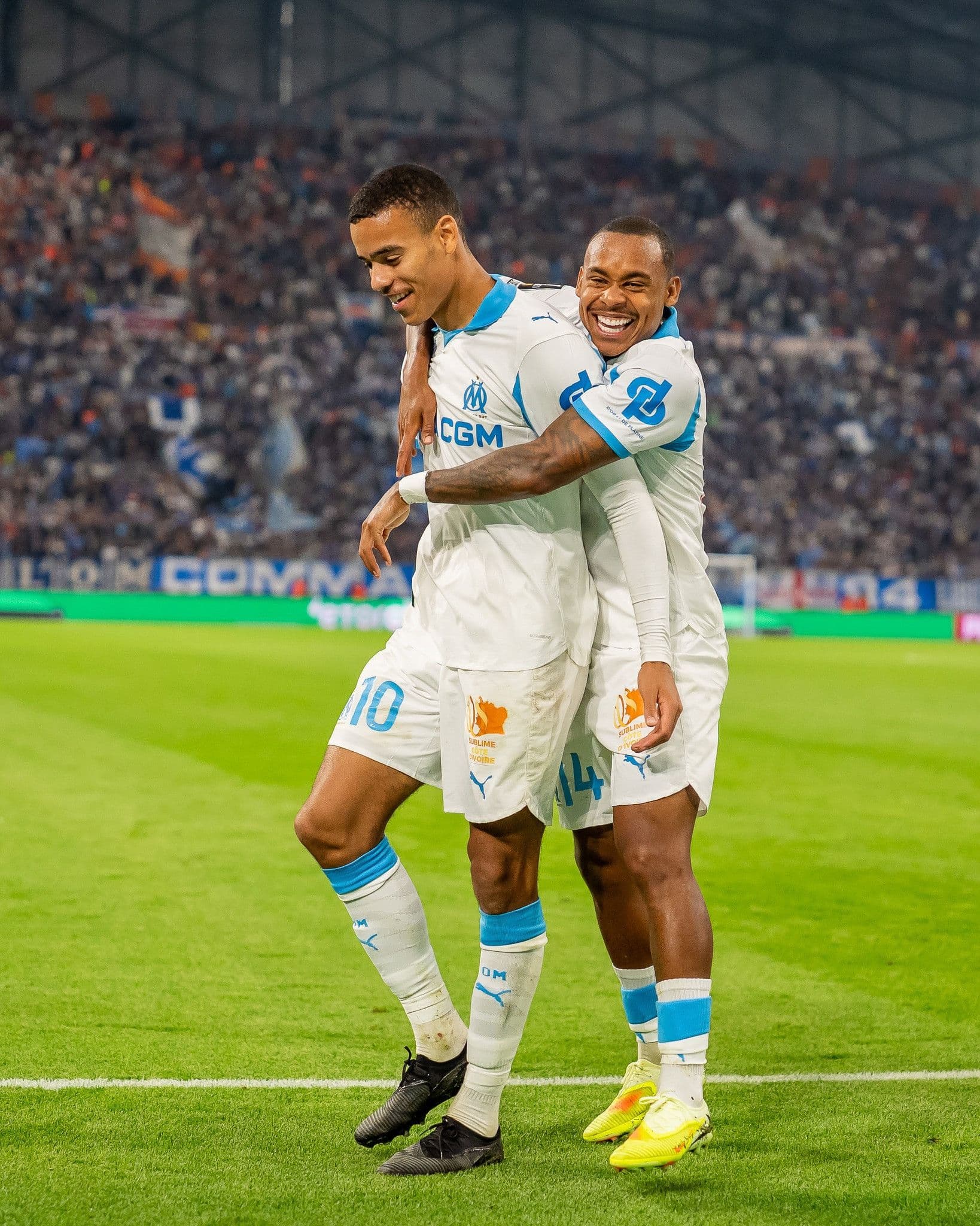 Mason Greenwood ôm đồng đội, thể hiện sự hòa nhập và niềm vui tại môi trường mới ở Marseille.