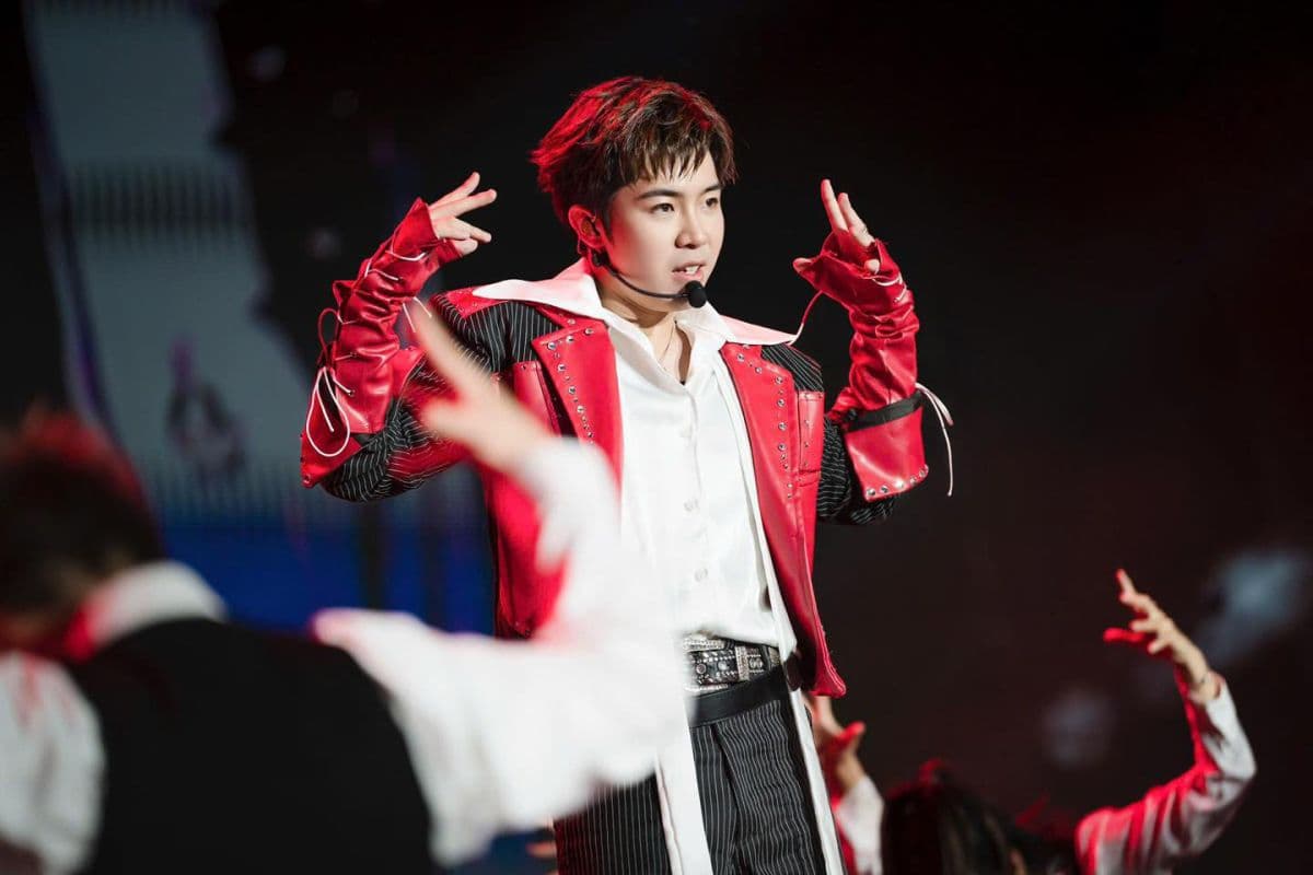 Mason Nguyễn biểu diễn đầy năng lượng trong trang phục đỏ đen, gợi nhớ phong cách ban đầu.