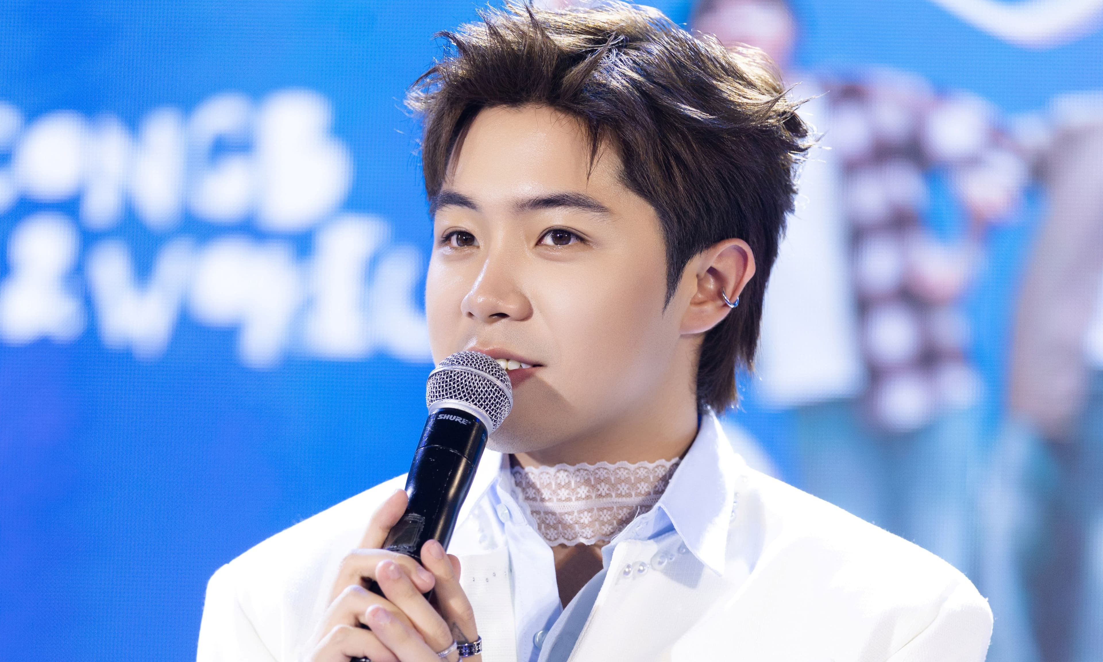 Mason Nguyễn phát biểu với micro, chia sẻ tầm nhìn và định hướng âm nhạc tương lai.