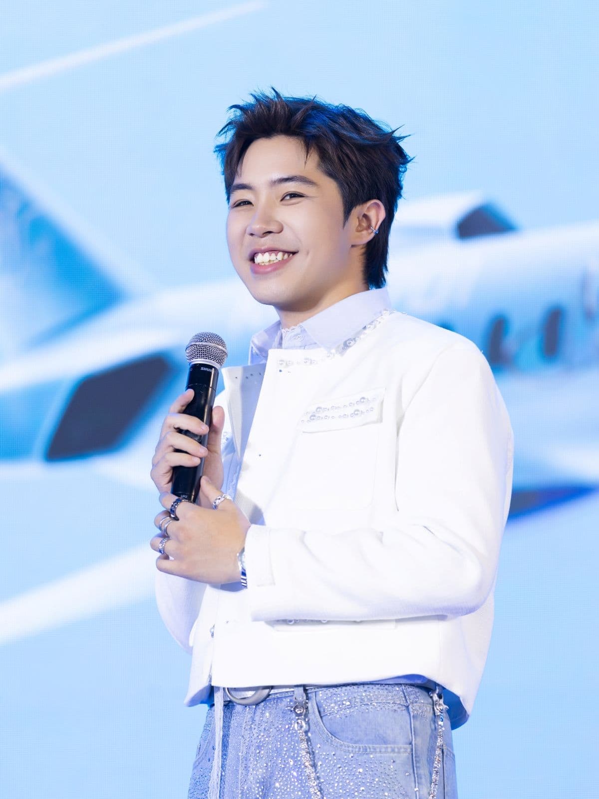 Mason Nguyễn tươi cười rạng rỡ trên sân khấu, thể hiện sự trưởng thành trong âm nhạc.