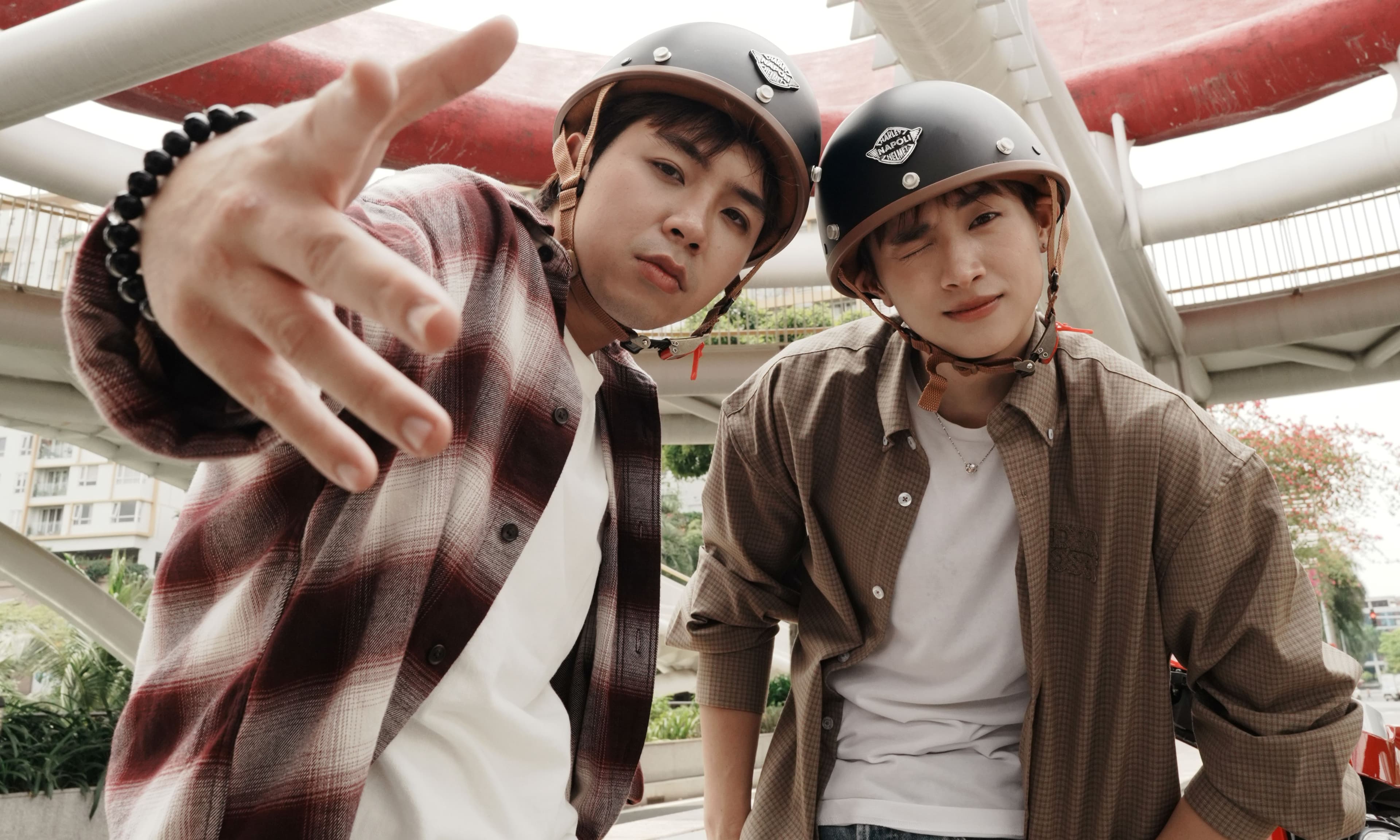 Mason Nguyễn trong MV "Vi vu", thể hiện sự kết nối với "cổ đông" của mình.