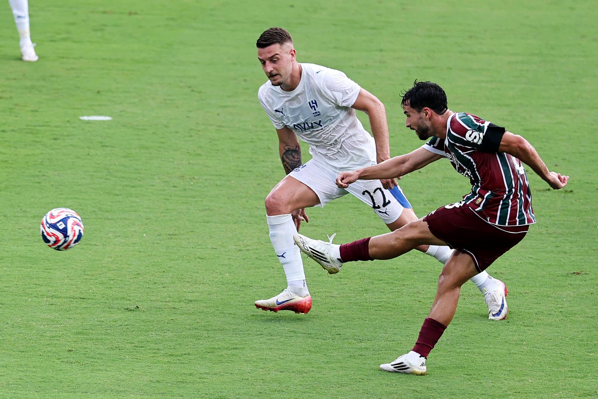 Matheus Martinelli của Fluminense tung cú sút hiểm hóc ghi bàn mở tỷ số.