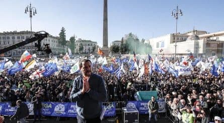 Matteo Salvini tại một cuộc mít tinh, một trong những chính trị gia cực hữu được Steve Bannon tìm cách gây quỹ.