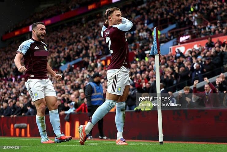 Matty Cash của Aston Villa ăn mừng bàn thắng mở tỷ số vào lưới Manchester City