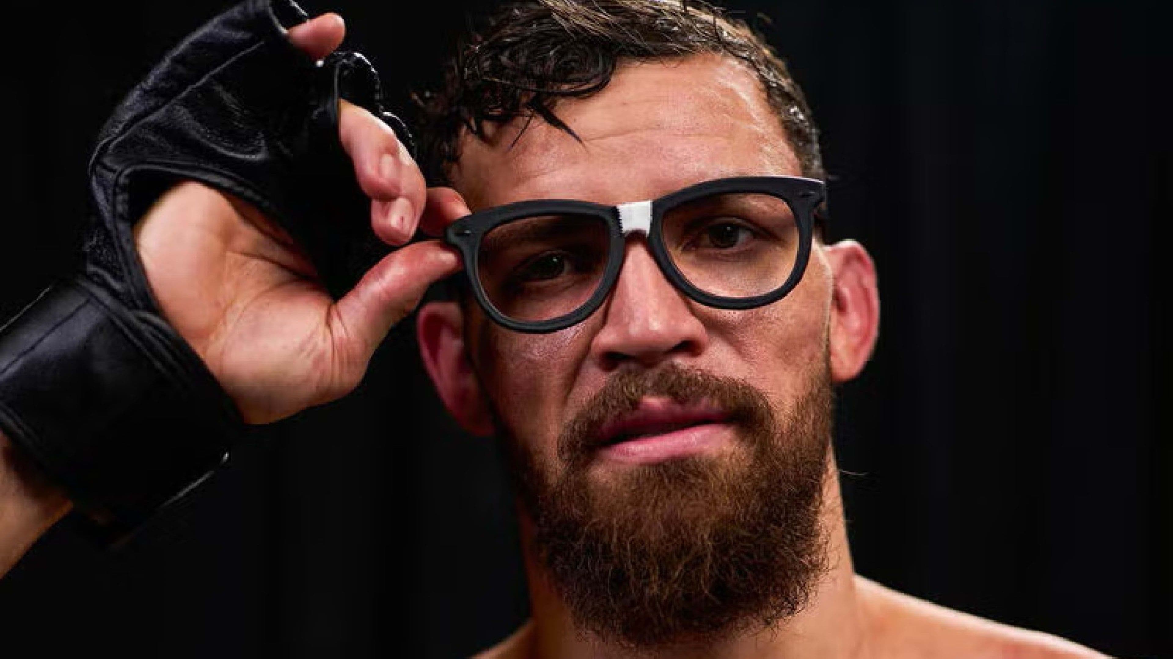 Mauricio Ruffy đeo kính 'nerd' thể hiện bản sắc Fighting Nerds