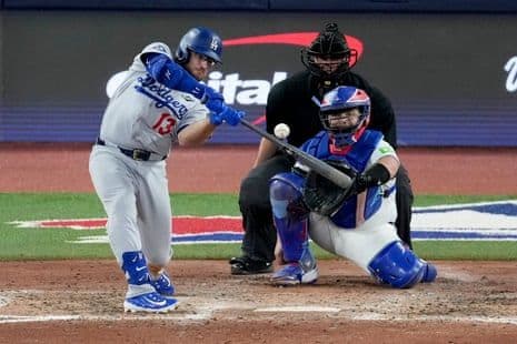 Max Muncy của Dodgers ăn mừng cú home run solo quan trọng ở hiệp 8 trong Game 7.