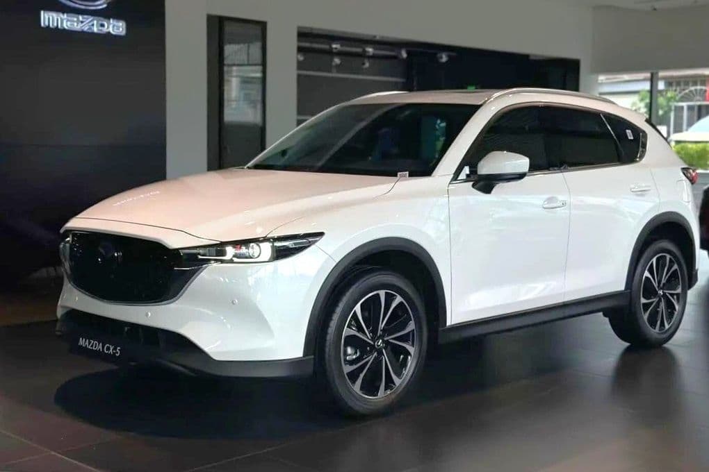 Mazda CX-5 màu trắng, đối thủ cạnh tranh trực tiếp với Hyundai Tucson trong cuộc đua giá.