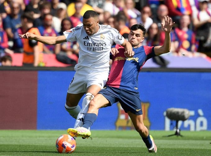 Mbappe của Real Madrid đối đầu Pedri của Barcelona trong trận El Clásico