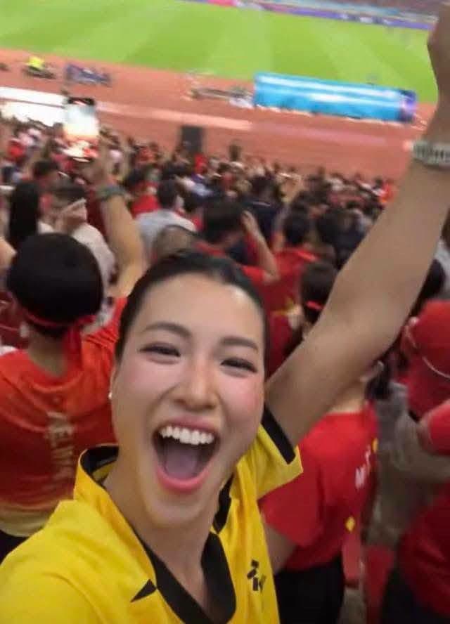 MC Hoàng Oanh mặc áo đấu vàng của Patrik Lê Giang, cổ vũ cuồng nhiệt trên khán đài sân Mỹ Đình.