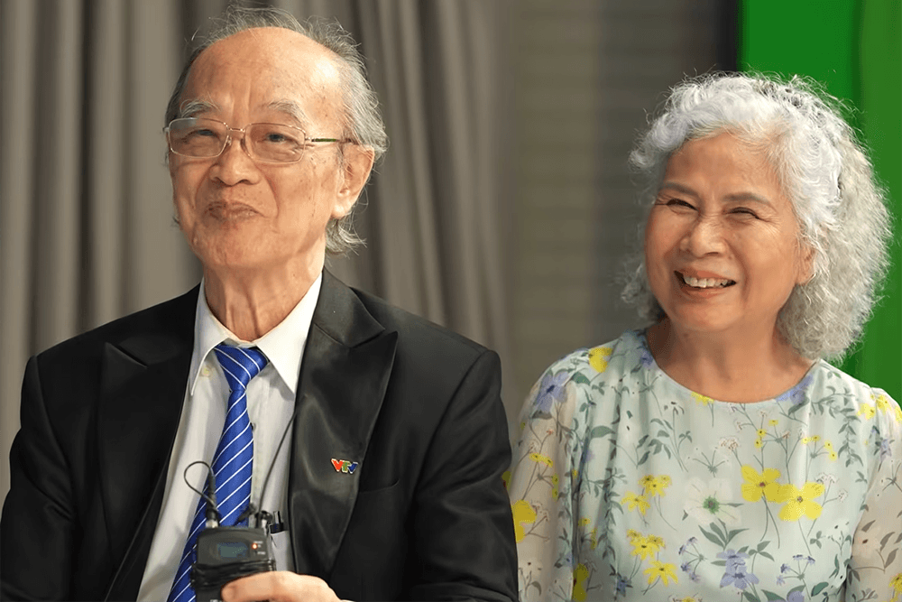 MC Lại Văn Sâm mỉm cười, thể hiện sự giản dị và gần gũi.