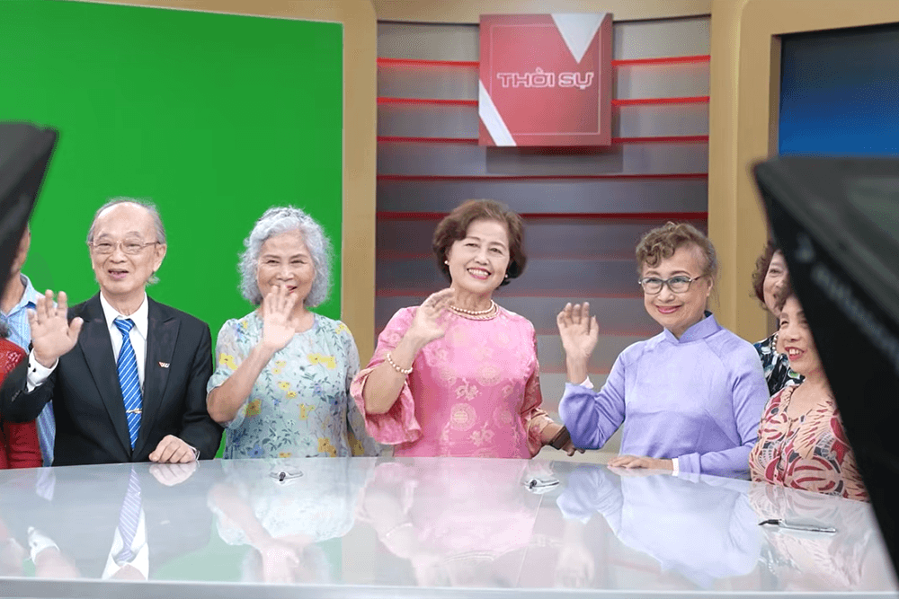 MC Lại Văn Sâm và các đồng nghiệp kỳ cựu của VTV vẫy tay chào khán giả.