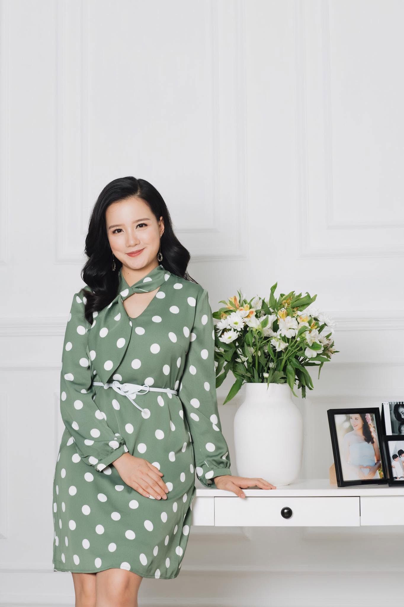 MC Minh Trang tươi tắn trong bộ váy chấm bi xanh, đại diện cho hình ảnh 'hot mom' thành công