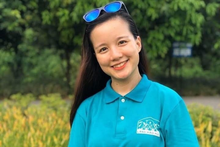 MC Minh Trang trong áo Làng Háo Hức, biểu tượng cho nỗ lực kinh doanh và giáo dục của cô