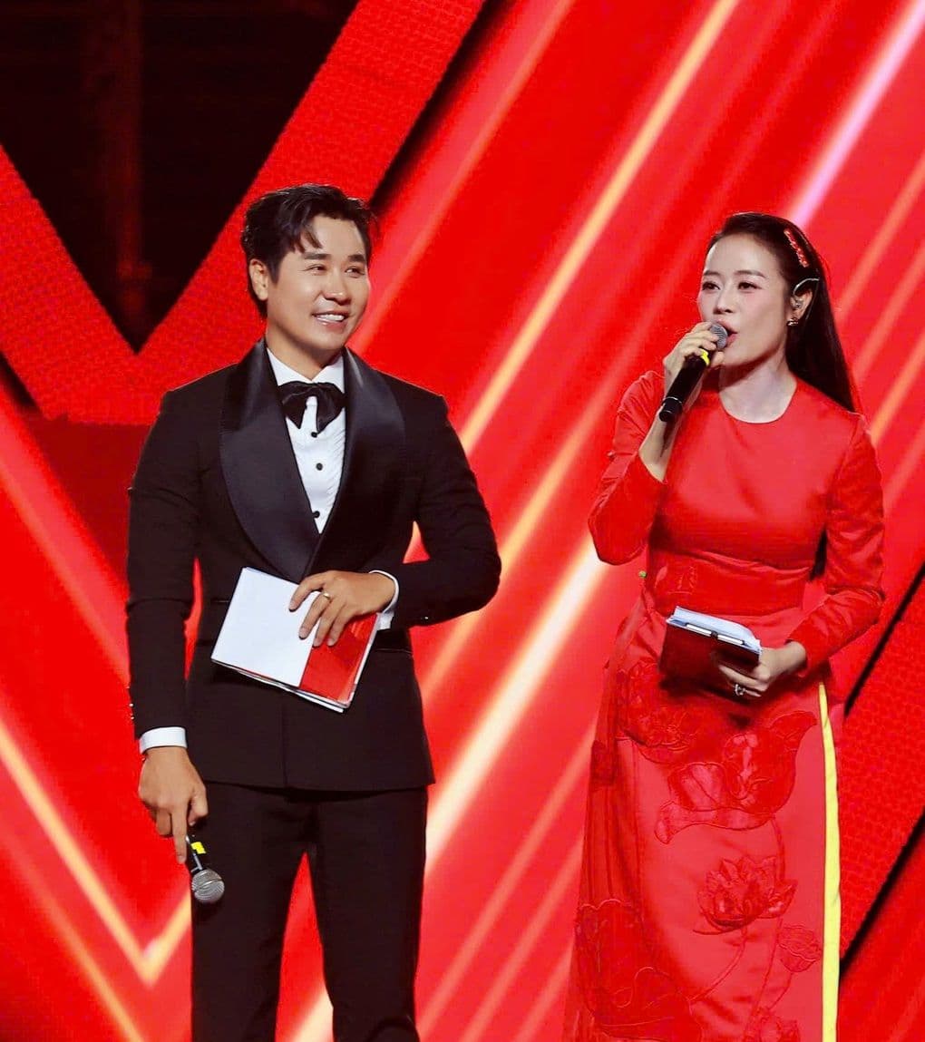 MC Phí Linh và Nguyên Khang tự tin dẫn dắt chương trình, thể hiện khả năng ứng biến và phối hợp ăn ý