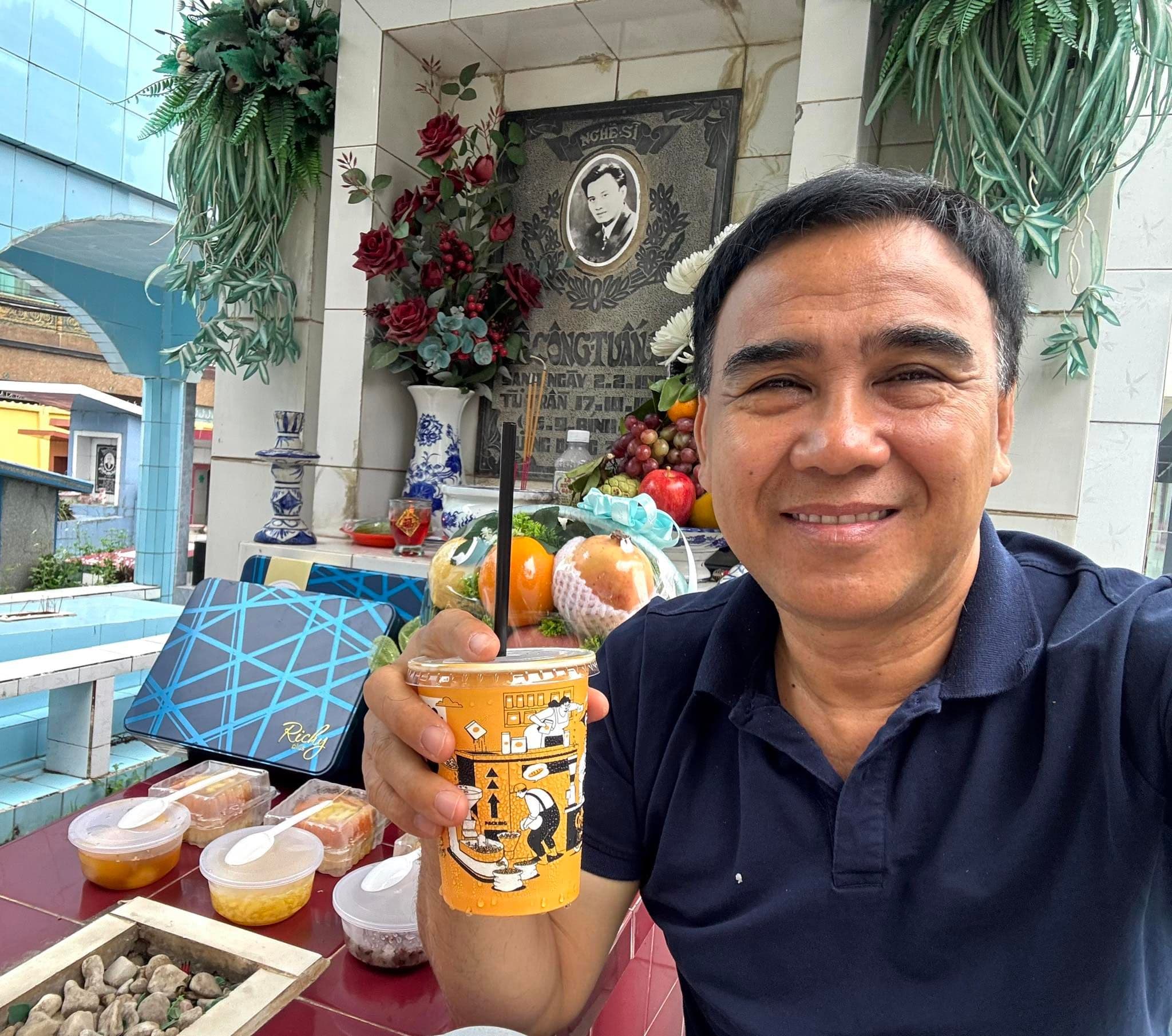 MC Quyền Linh thăm mộ Lê Công Tuấn Anh, tay cầm ly cà phê, nhớ về tình huynh đệ.