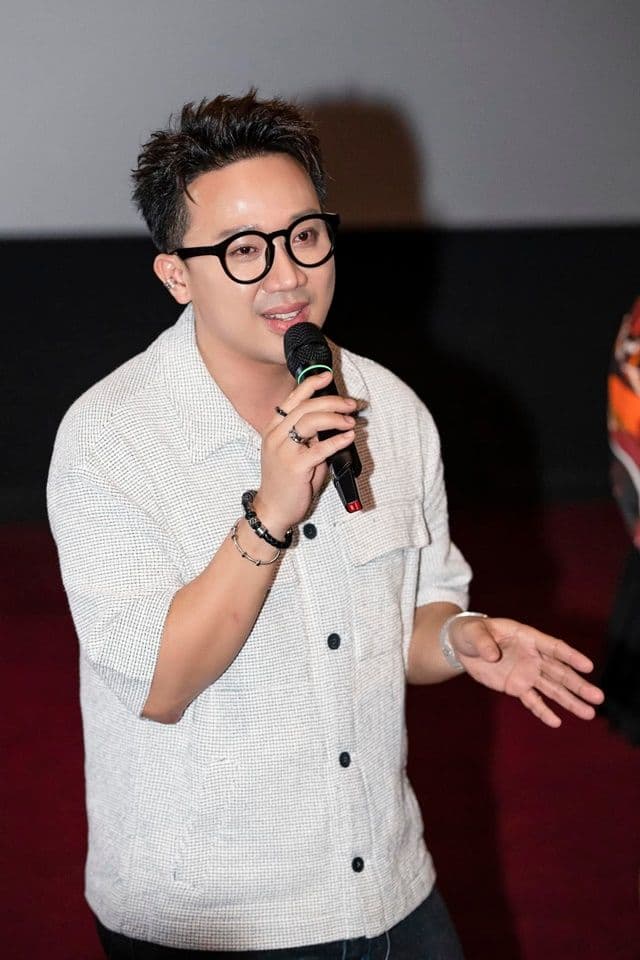 MC Trấn Thành phát biểu, đại diện cho hình ảnh người nổi tiếng đối mặt với dư luận