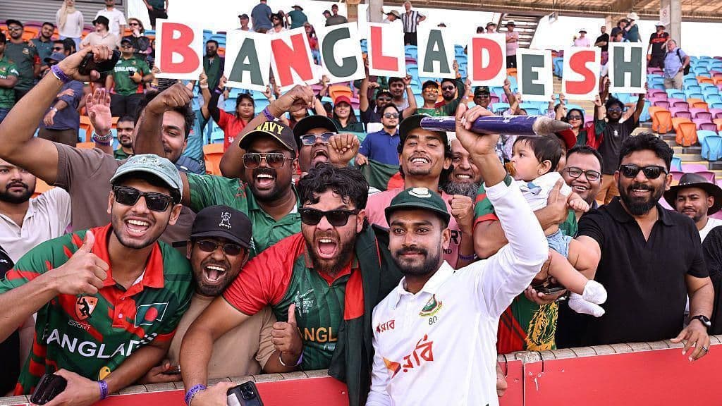 Mehidy Hasan Miraz ăn mừng cùng người hâm mộ Bangladesh, biểu tượng cho chiến thắng kỳ diệu của đội yếu thế.