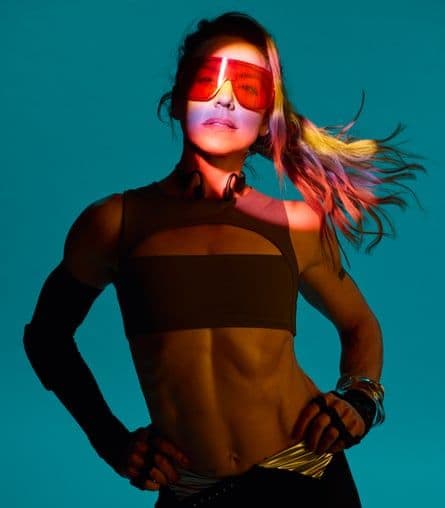 Melanie C với kính đỏ và tóc đuôi ngựa, tạo dáng mạnh mẽ, tượng trưng cho tinh thần "Girl Power" tự chủ và tự tin của phụ nữ hiện đại.