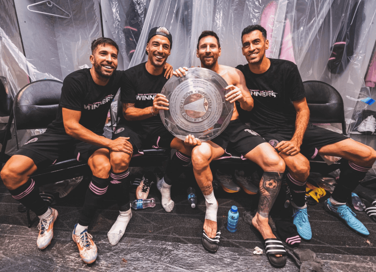 Messi cùng các đồng đội Inter Miami ăn mừng chiến thắng, thể hiện vai trò thủ lĩnh và di sản của anh