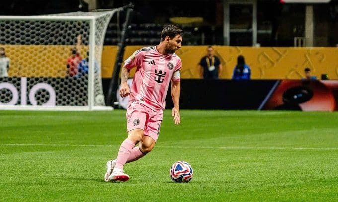 Messi đi bóng trong trận Inter Miami gặp Porto trên sân Mercedes-Benz, thành phố Atlanta, bang Georgia, Mỹ, lượt hai bảng A FIFA Club World Cup ngày 19/6/2025. Ảnh: Sapo