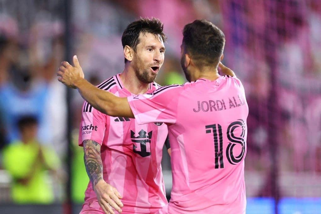 Messi ôm Jordi Alba ăn mừng sau pha kiến tạo tinh tế trong trận đấu với Seattle Sounders.