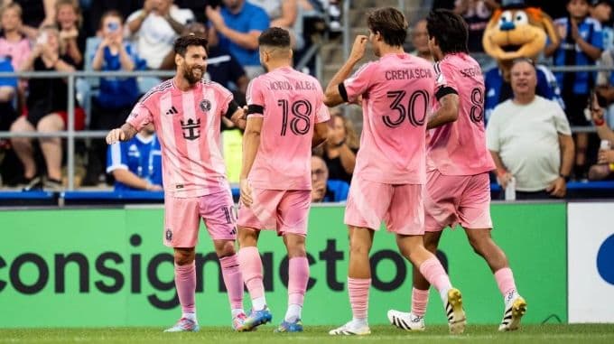 Messi ăn mừng bàn thắng cùng đồng đội trong trận Inter Miami thắng CF Montreal 4-1
