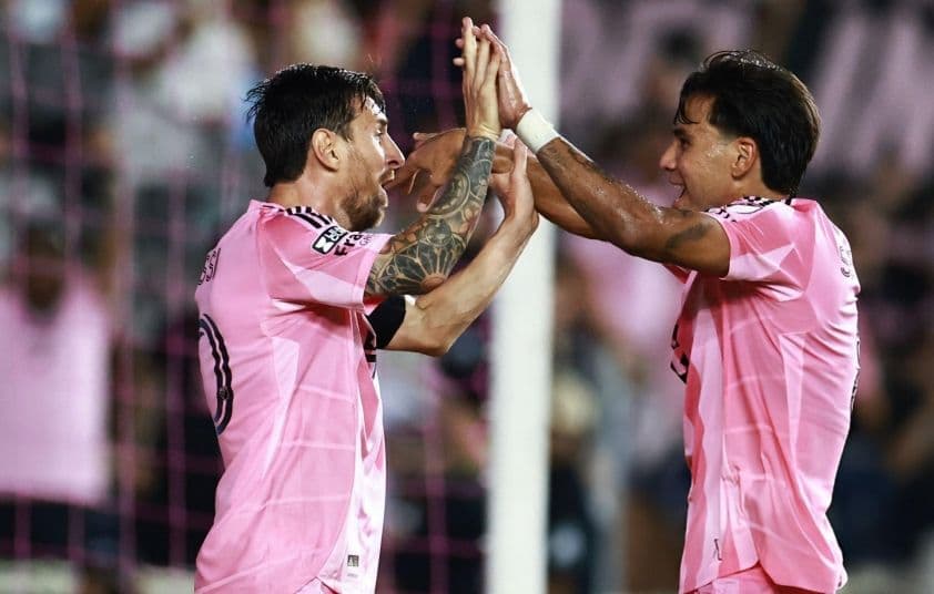 Messi ăn mừng bàn thắng quyết định cùng đồng đội Weigandt