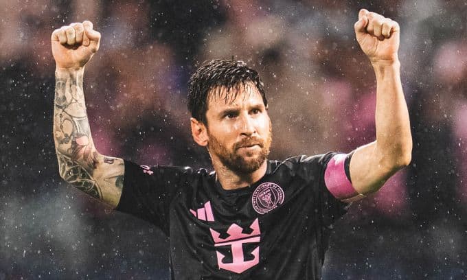 Messi ăn mừng chiến thắng của Inter Miami sau trận đấu bùng nổ.